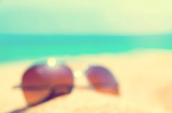 Gafas de sol de moda abstracta borrosa en la playa de verano en el fondo del océano, filtro vintage, vacaciones de verano realmente relajante, concepto de verano, tiempo de vocación, fondo de verano — Foto de Stock