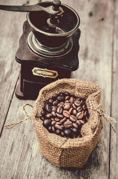 Molinillo de café y café en mesa de madera —  Fotos de Stock