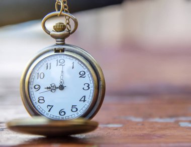 Vintage cep saati ahşap üzerine