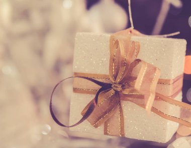 Altın şerit ve boşaltmak için tebrik ya da dilek beyaz Noel hediye kutusu