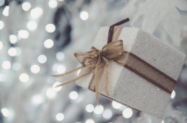 Altın şerit ve boşaltmak için tebrik ya da dilek beyaz Noel hediye kutusu