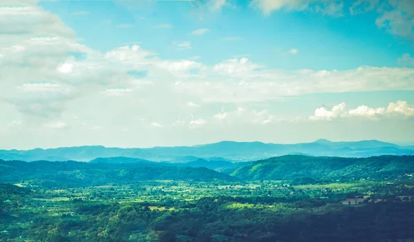 Yeşil dağ manzara mavi gökyüzü ve wh ile inanılmaz görüntü