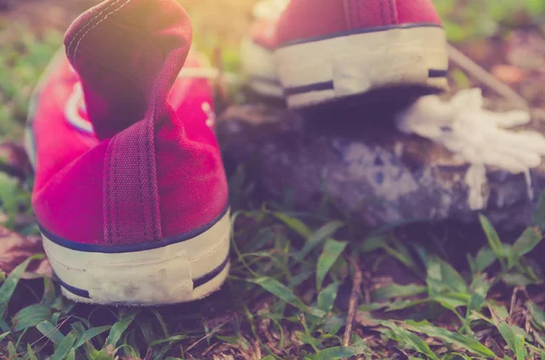 Vintage retro sapatos vermelhos, tênis high-tops, conceito de viagem — Fotografia de Stock