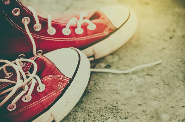 Vintage zapatos rojos retro, zapatillas altas, concepto de viaje —  Fotos de Stock