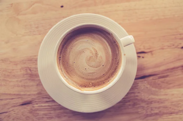 카페 탁자 위에 놓인 커피 한잔 — 스톡 사진