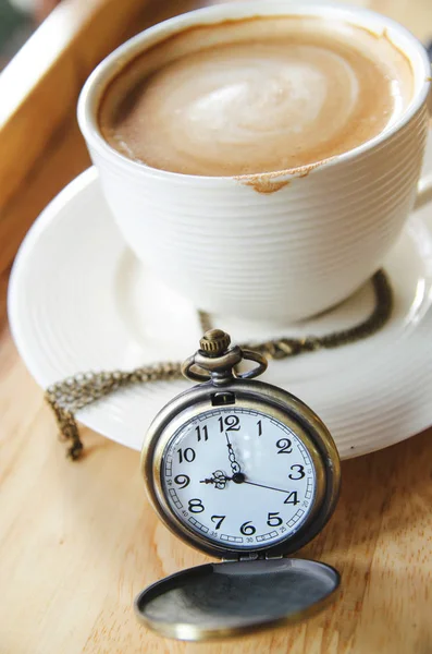 Reloj de bolsillo vintage con taza de café —  Fotos de Stock