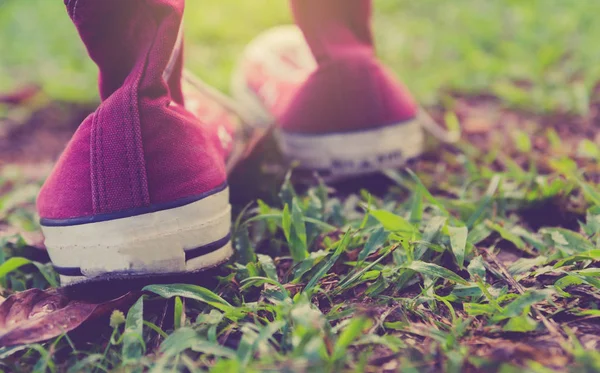 Vintage retro czerwone buty, trampki za kostkę, podróżować pojęcie — Zdjęcie stockowe