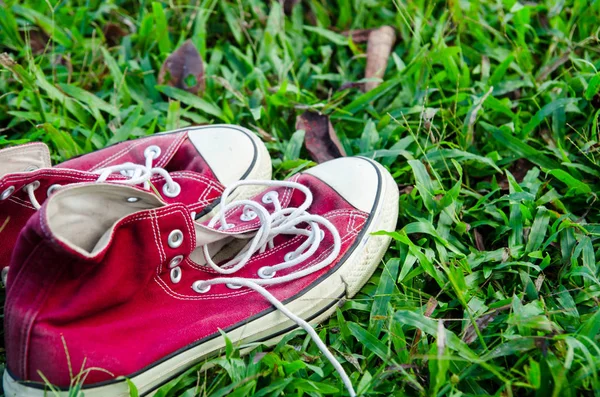 Vintage retro sapatos vermelhos, tênis high-tops, conceito de viagem — Fotografia de Stock