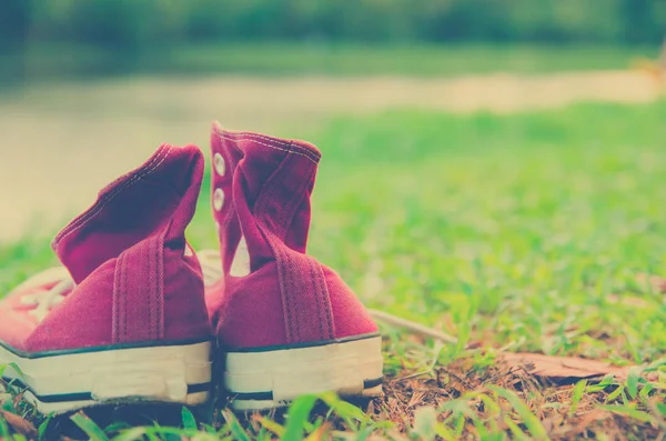 Vintage zapatos rojos retro, zapatillas altas, concepto de viaje —  Fotos de Stock