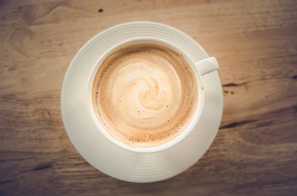 Taza de café en la mesa en la cafetería —  Fotos de Stock