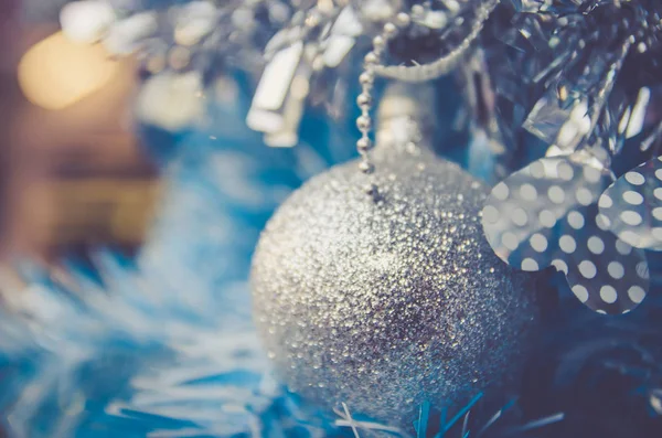 Vánoční dekorace s míčky a jedlové větve na texturované pozadí — Stock fotografie