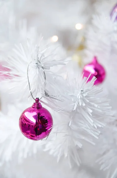Árbol de navidad blanco con decoración de adornos de bolas en el árbol, policía —  Fotos de Stock