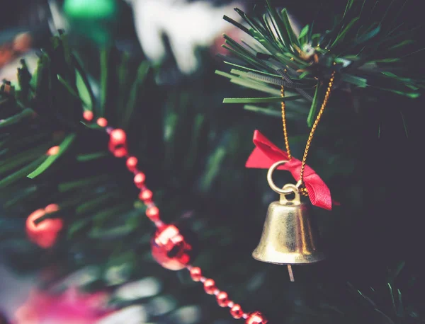 Jingle sino e galhos de árvore de Natal — Fotografia de Stock