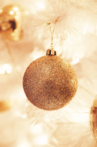 Noel süsler altın top ve ampul Noel ağacı üzerinde