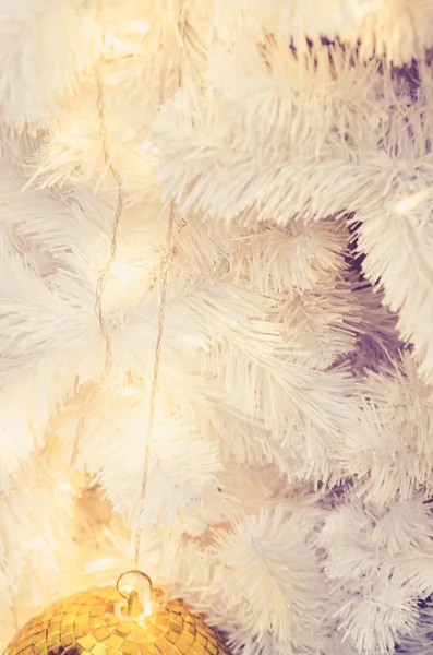 Λευκό χριστουγεννιάτικο δέντρο με διακόσμηση μπάλα στολίδι δέντρου, copyspace για το banner κείμενο ή χαιρετισμό — Φωτογραφία Αρχείου