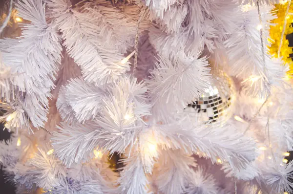 Λευκό χριστουγεννιάτικο δέντρο με διακόσμηση χρυσή μπάλα στολίδι δέντρου, copyspace για το banner κείμενο ή χαιρετισμό — Φωτογραφία Αρχείου
