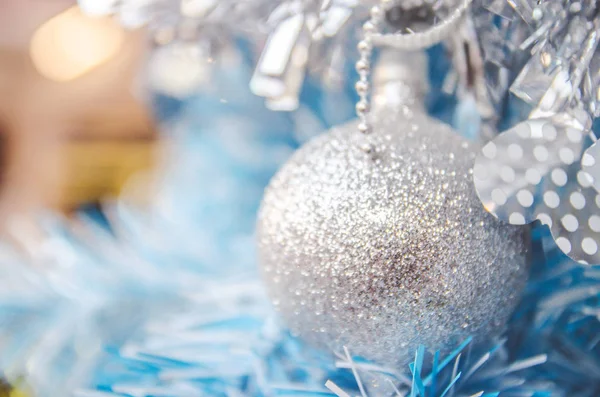 Decoración de Navidad con bolas y rama de abeto en respaldo texturizado —  Fotos de Stock