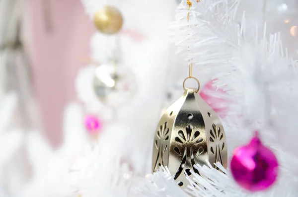 Λευκό χριστουγεννιάτικο δέντρο με διακόσμηση μπάλα στολίδι δέντρου, copyspace για το banner κείμενο ή χαιρετισμό — Φωτογραφία Αρχείου