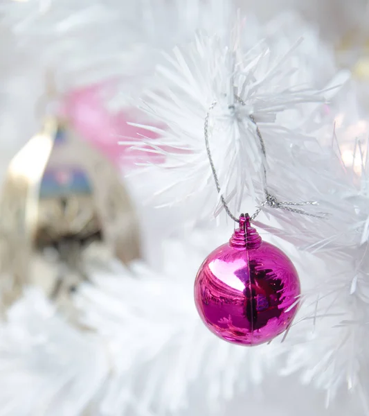 Árbol de navidad blanco con decoración de adornos de bolas en el árbol, espacio de copia para el texto de la pancarta o saludo —  Fotos de Stock