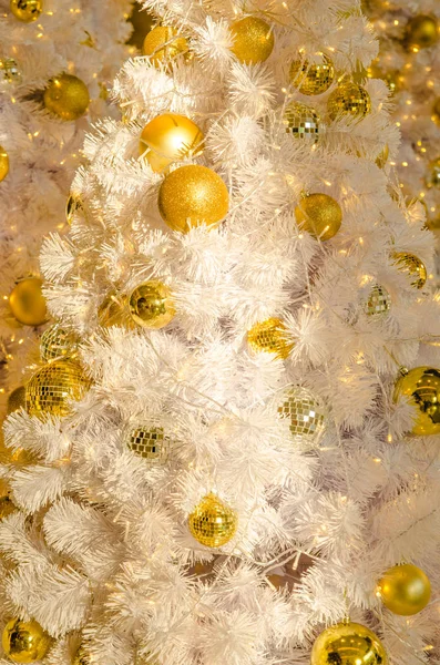 Διακοσμητικό χριστουγεννιάτικο φόντο, Χριστούγεννα καμπάνα σε λευκό δέντρο — Φωτογραφία Αρχείου
