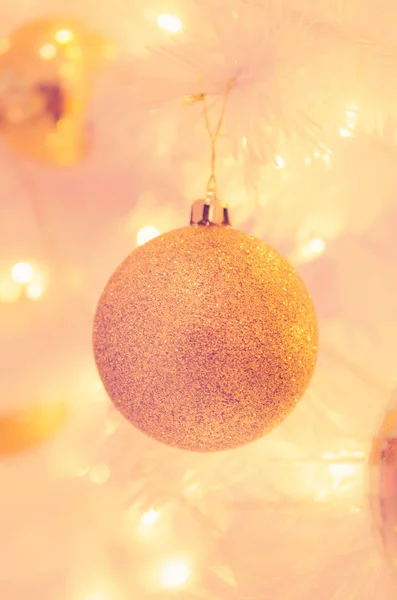 Χριστουγεννιάτικα στολίδια χρυσό μπάλα και λάμπα στο χριστουγεννιάτικο δέντρο — Φωτογραφία Αρχείου