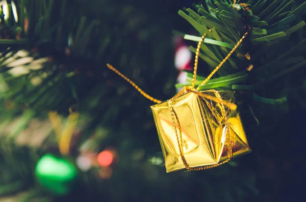 Caixa de presente de Natal com fita de ouro e espaço de cópia para sua saudação ou desejos — Fotografia de Stock