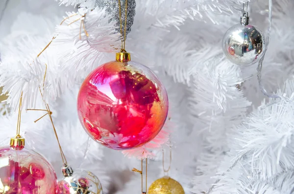 Albero di Natale bianco con decorazione dorata palla ornamento su albero, copyspace per il testo banner o saluto — Foto Stock