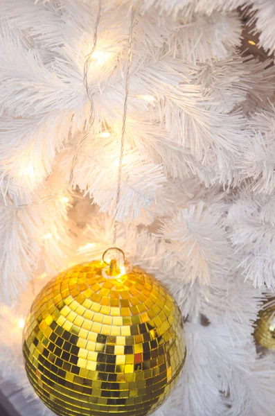 Adornos de Navidad bola de oro y bombilla en el árbol de Navidad —  Fotos de Stock