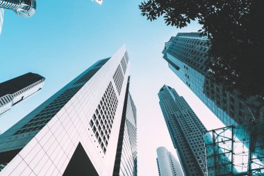 Modern iş gökdelenleri, yüksek katlı binalar, gökyüzüne yükselen mimari, güneş. Finansal, ekonomi, gelecek vb. kavramlar.