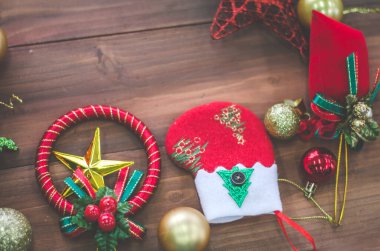 Top süsleme dekorasyon ağaç, boşaltmak için başlık metni veya tebrik ile beyaz Noel ağacı