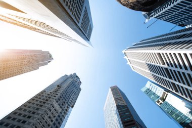 Modern iş gökdelenleri, yüksek katlı binalar, gökyüzüne yükselen mimari, güneş. Finansal, ekonomi, gelecek vb. kavramlar.