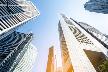 Modern iş gökdelenleri, yüksek katlı binalar, gökyüzüne yükselen mimari, güneş. Finansal, ekonomi, gelecek vb. kavramlar.