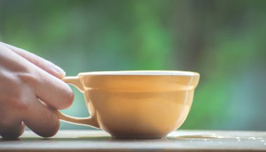 Kahve fincanını içmeye hazır tut.