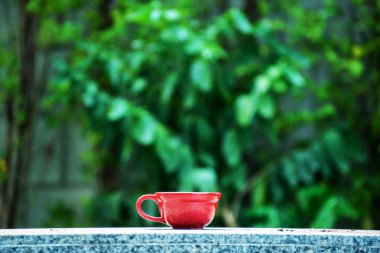 kırmızı seramik kahve fincanı mermer masada. 