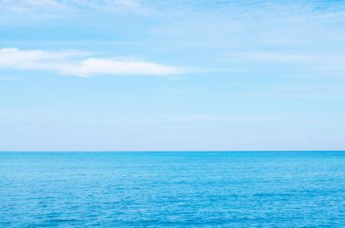 Sakin deniz okyanus ve mavi gökyüzü arka plan