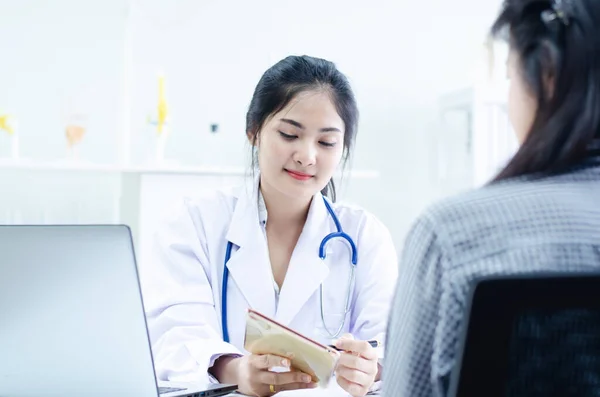 Hastaneden hasta alan profesyonel bir doktor.