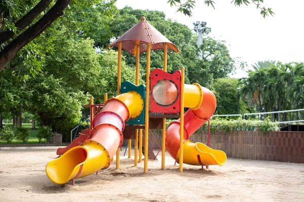 公園の庭の遊び場は ロイヤリティフリーのストック画像