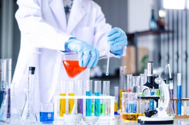 Bir pipetin deney tüpüne örnek bırakması, soyut bilim geçmişi.