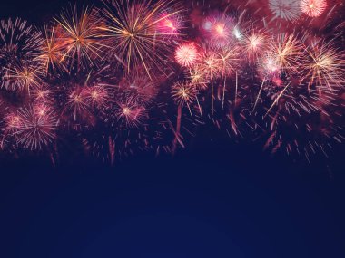 Kara gökyüzü arka planında renkli havai fişekler ve metin için boş alan. Kutlama ve yıldönümü kavramı
