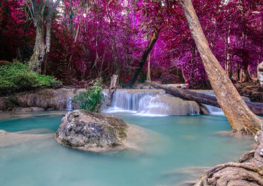 Ormanın derinliklerindeki şelale, Tayland ve doğa geçmişi 