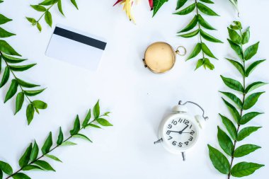 Beyaz arkaplanda saat ve damar cep saati