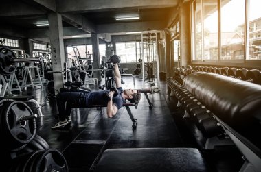 Adam spor salonundan ahmağı aldı. Sağlıklı çalışma programı ile egzersiz