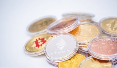 Bitcoin ve birinci sınıf dizüstü bilgisayarı tüm şebekeye işlem getiriyor ve hızlı ve güvenli bir şekilde iş dünyasının yönetimine yardımcı oluyor..