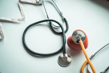 Steteskop ve sağlık gününün kırmızı kalp sembolü ve sağlıklı bir yaşam. 