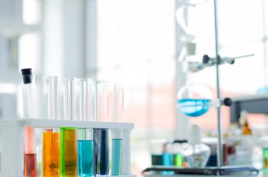 Bir pipetin deney tüpüne örnek bırakması, soyut bilim geçmişi.