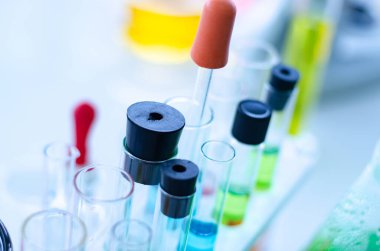 Bir pipetin deney tüpüne örnek bırakması, soyut bilim geçmişi.