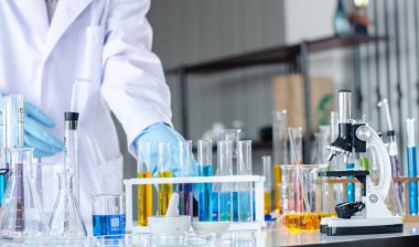 Genç bilim adamı bir laboratuvar mikroskop aramak. Biraz araştırma yaparak genç bilim adamı.