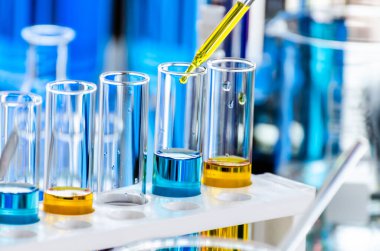 Bir pipetin deney tüpüne örnek bırakması, soyut bilim geçmişi.