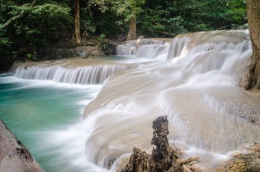 Ormanın derinliklerindeki şelale, Tayland 