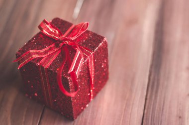 Altın şerit ve boşaltmak için tebrik ya da dilek beyaz Noel hediye kutusu